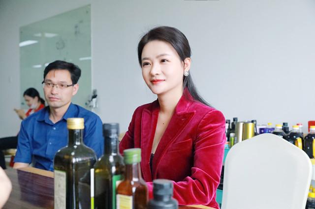 姿米国际董事长燕敬女士参访中国大型亚麻籽工厂